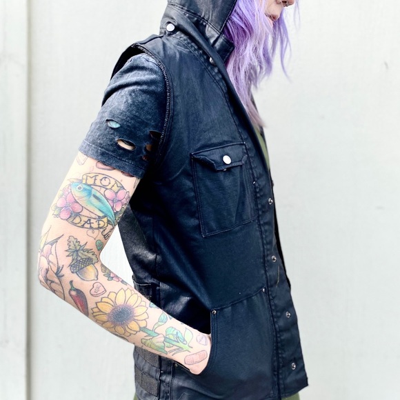 🦊 FOX & VIXEN || HANDMADE VINTAGE || Unisex Black Vest with Detachable Hood - Picture 10 of 16